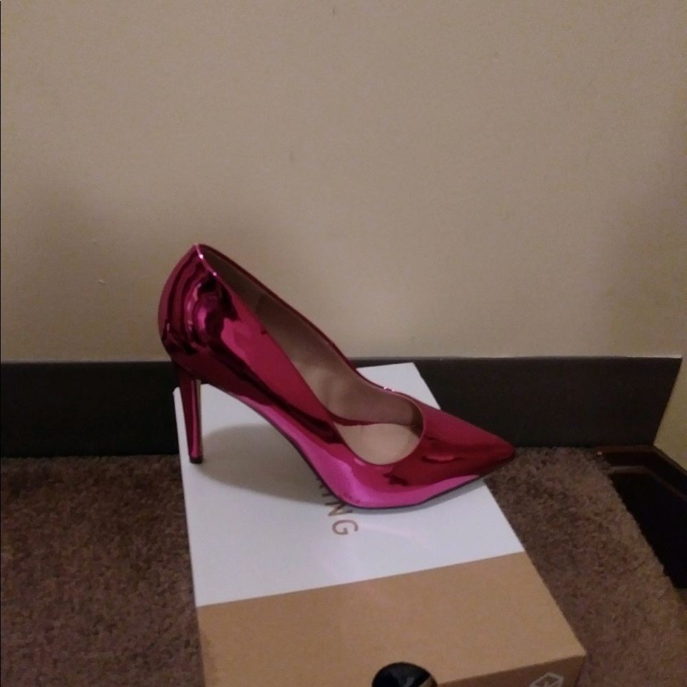 Fuchsia pumps